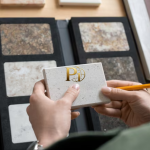 مهندس معماري يختار عينات من الرخام والجرانيت من کتالوج شركة P1 Stone لتصميم الديكور الداخلي.