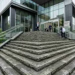 Прочные ступени из иранского гранита с термообработанной поверхностью для безопасной эксплуатации в коммерческих зданиях и на открытом воздухе.